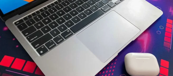 De helderheid van het toetsenbord aanpassen op een MacBook Air